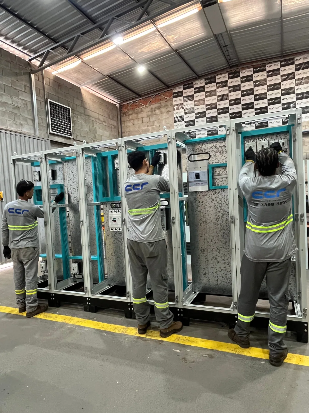 Equipe CCR fabricando painéis elétricos